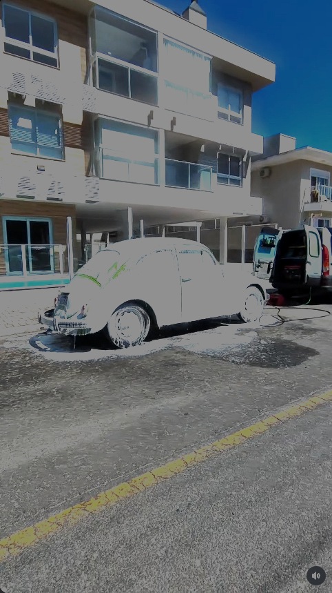 Fusca branco durante lavagem com espuma