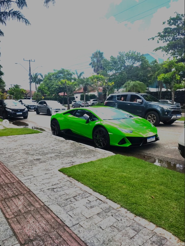 Lamborghini verde em atendimento de estética automotiva