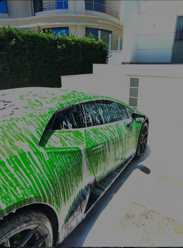 Lamborghini verde durante lavagem com espuma